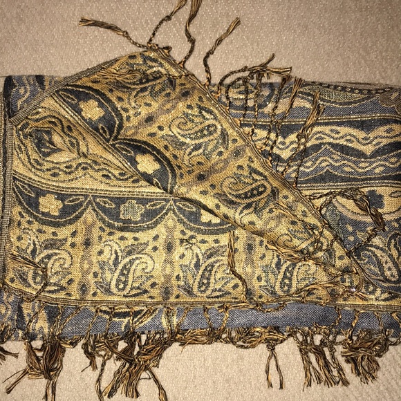 Woman’s Beautiful Paisley Pashmina - Picture 10 of 10